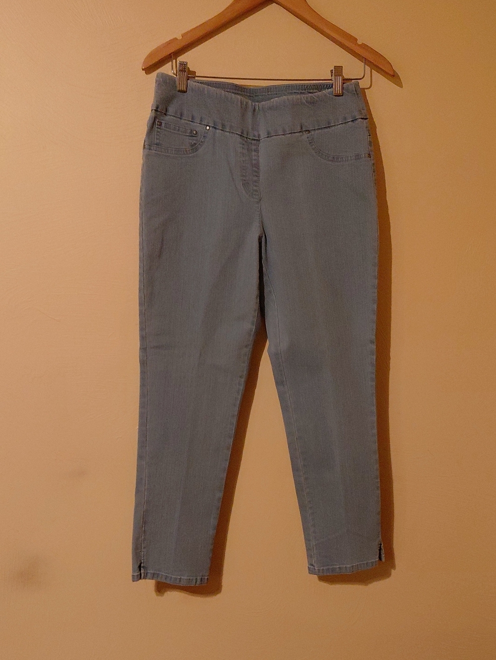 Ruby Rd. Light Wash Pull-On Ankle Jeans. Stretch. Never Used.